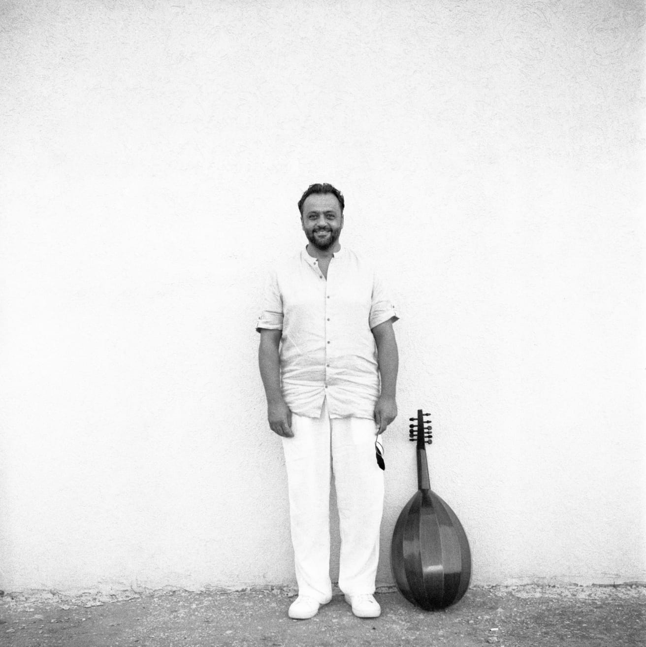 Moon presents The Archive sings عالقمر مع الأرشيف يغنّي