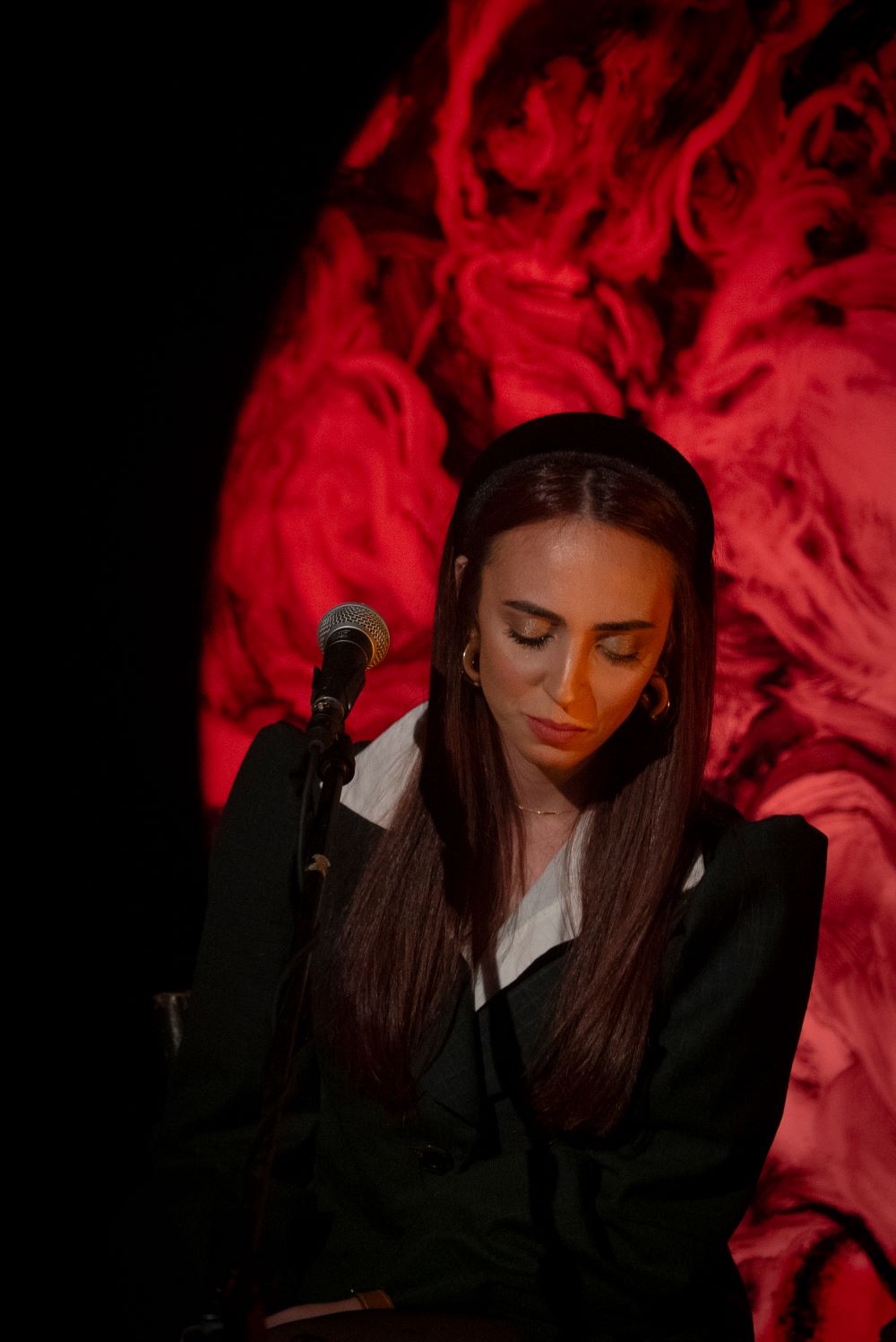 عالقمر: بيناتنا أسرار