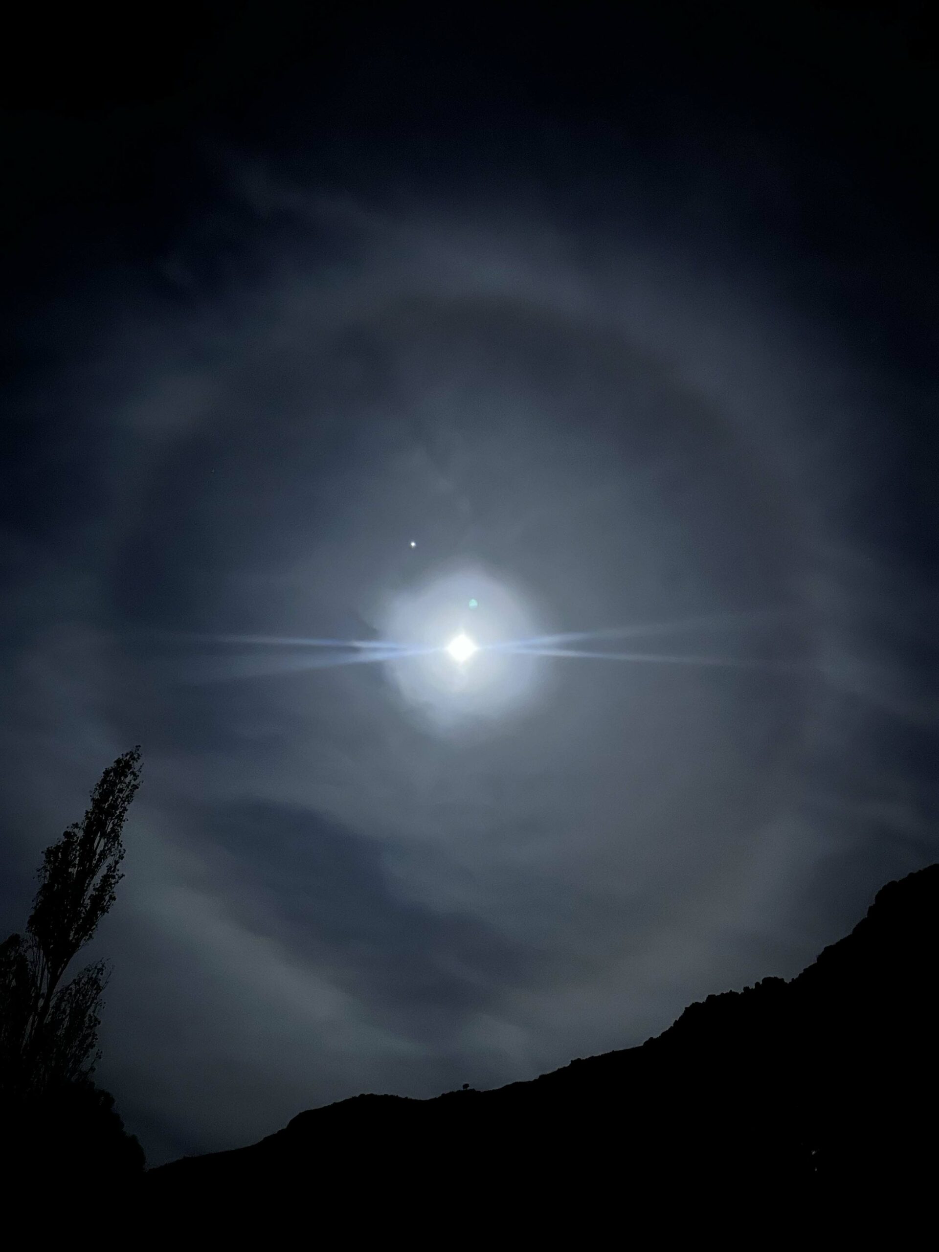 يا قمر يا ناسيني: عالقمر